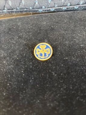 Girl Scouts & Girl Guides Blue & Gold Round Trefoil Lapel Pin